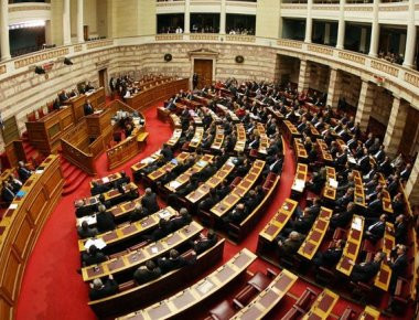 Βουλή: Αντιπαράθεση κυβέρνησης και αντιπολίτευσης για αξιολόγηση και προσφυγικό